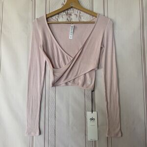 Alo Yoga AMELIA LONG SLEEVE CROP PRIMA TIME Top In Nectar Women's Size XS NWT
